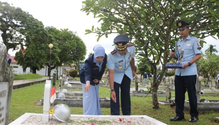 Danlanud Sutan Sjahrir Pimpin Ziarah Rombongan dan Tabur Bunga Peringatan HUT TNI AU Ke-78