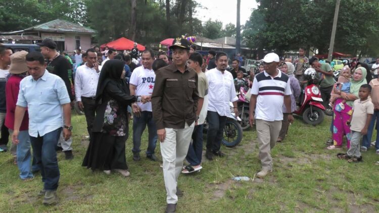 Padatnya kunjungan wisatawan selama libur lebaran ke Pantai Sasak Kabupaten Pasaman Barat. Osniwati