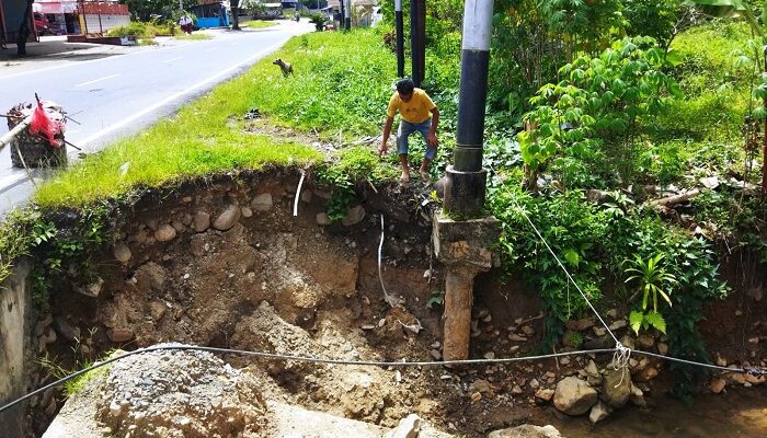 Hampir Roboh, Tiang Listrik PLN di Sungai Kalu Membahayakan