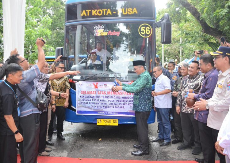 Wali Kota Padang Hendri Septa meresmikan peluncuran 10 bus Trans Padang koridor tiga. ist
