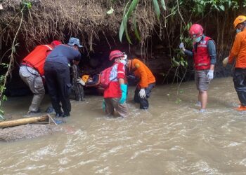 Tim SAR Gabungan saat proses pencarian korban galodo Marapi di Nagari Kubang Putih, Kabupaten Agam, Rabu (22/5/2024). IST/SAR PADANG