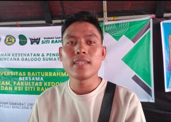 Delfi warga Tanah Datar yang masih menunggu ayahnya korban galodo Marapi ditemukan. IST