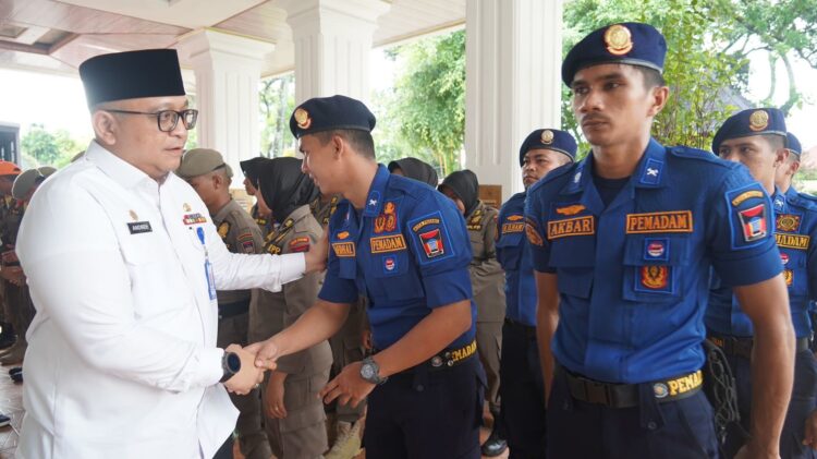 Andree Algamar melepas bantuan personil gabungan untuk membantu pemulihan bencana di Kabupaten Tanah Datar, Rabu (15/5). IST