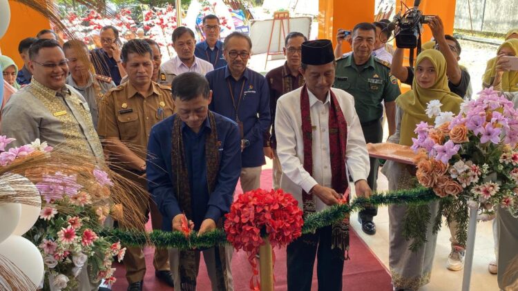 Badan Pusat Statistik (BPS) menyosialisasikan Satu Data Indonesia (SDI) sekaligus meresmikan Gedung Kantor BPS Kabupaten Pasaman Barat dan BPS Kabupaten Agam, Senin (6/5).OSNIWATI