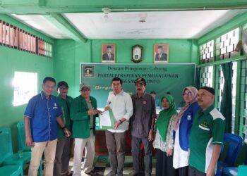 Ketua DPD PAN Sawahlunto Deri Asta saat mengambil formulir pencalonan Pilwako ke PPP