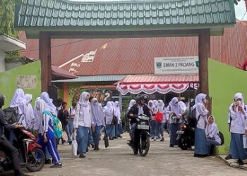 Pemerintah Kota Padang mengeluarkan larangan bagi siswa sekolah untuk membawa sepeda motor, merokok, minum minuman keras, serta tawuran.