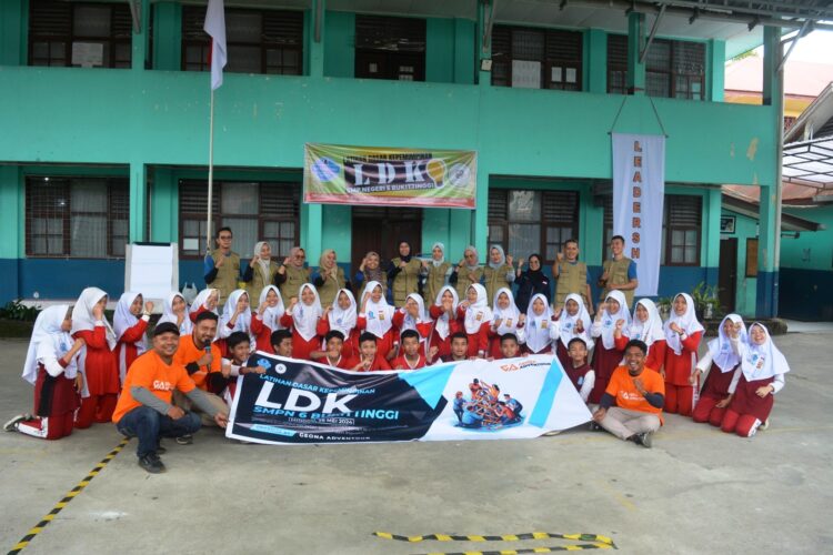 Pengurus OSIS SMP Negeri 6 Kota Bukittinggi bersama kepala sekolah, majelis guru dan Genoa Adventour dalam acara LDK di sekolah tersebut, Minggu (26/5). Ist