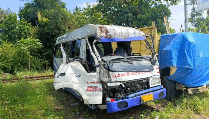 Kecelakaan Tranex LBE dan Truk di Lubuk Alung, 7 orang Luka-luka