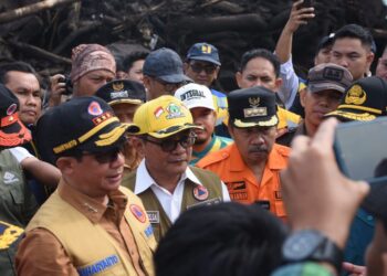 Jusuf Kalla dan Kepala BNPB Sambangi Korban Banjir di Agam