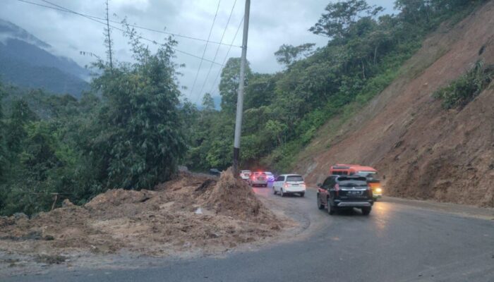 Pembersihan Material Longsor Jalur Malalak Tuntas, Lalu Lintas Kembali Normal