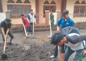 400 Mahasiswa UM Sumbar Ikut  Serta Bantu Masyarakat di Lokasi Bencana Banjir Lahar Dingin Gunung Marapi