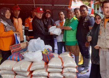 Baznas Bukittinggi Serahkan Bantuan Senilai Rp25 Juta kepada Korban Banjir di Agam dan Tanah Datar