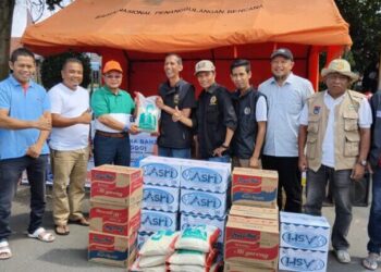 H. Almaisyar Dt. Bangso Dirajo Serahkan Bantuan untuk Korban Banjir Lahar Dingin Marapi melalui Posko Balai Wartawan Luak Limo Puluah Peduli