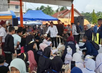 Presiden RI Joko Widodo Serahkan Bantuan dan Berdialog dengan Korban Banjir Lahar Dingin