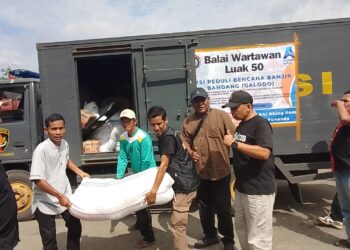 Wartawan Payakumbuh Bagikan Satu Truk Bantuan untuk Korban Bencana Galodo