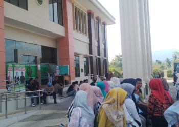 Ratusan Warga Sikabau Hadiri Pembacaan Putusan Sidang Praperadilan Kasus Dugaan Tindak Pidana Korupsi Wali Nagari