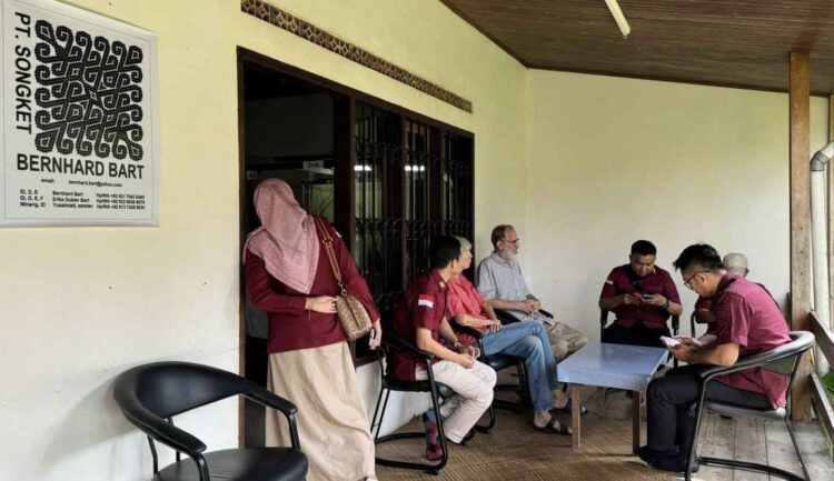 OPERASI JAGRATARA - Petugas Kantor Imigrasi Agam sedang memeriksa dokumen WNA asal Swiss pemegang ITAS Investor, di perusahaan PT. Songket Benhard Bart. IST.