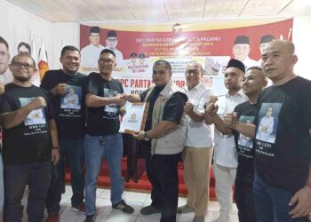 Ambil Formulir, Braditi Moulevey Ikut Nyalon Walikota Padang Hanya Lewat Gerindra