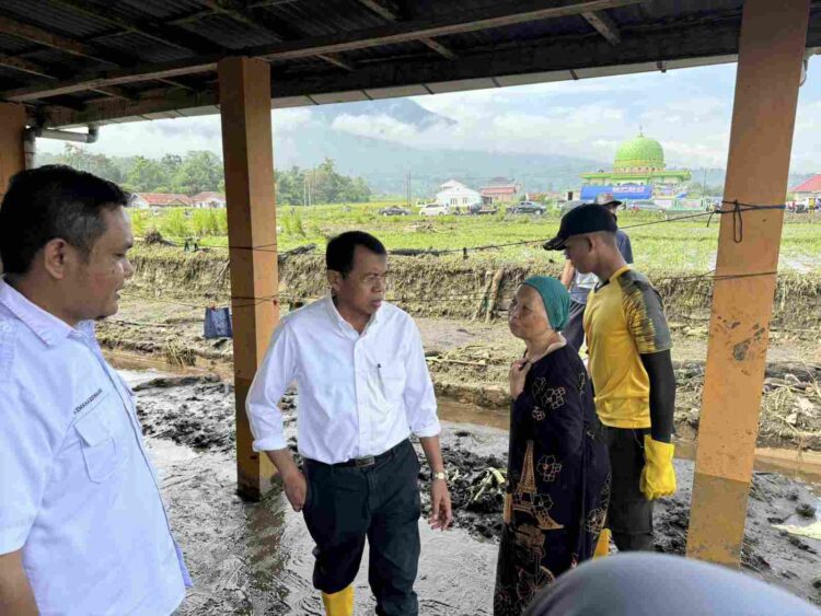 Ketua Dewan Pembina DPP Iluni UNP yang juga Rektor UNP Prof. H. Ganefri, Ph.D Dt Junjungan Nan Bagading saat melihat langsung lokasi bencana banjir bandang lahar dingin Marapi di Kabupaten Agam, beberapa waktu lalu. Humas UNP.