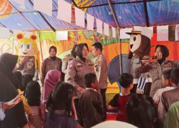 Polres Tanah Datar Terjunkan Polwan Berikan Trauma Healing Korban Bencana