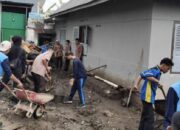 Peduli Bencana ‘Galodo’, SMKN 1 Baso Laksanakan Kerja Bakti dan Serahkan Bantuan Sembako