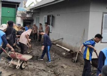 Peduli Bencana ‘Galodo’, SMKN 1 Baso Laksanakan Kerja Bakti dan Serahkan Bantuan Sembako