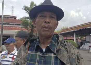 Serahkan Ribuan Butir Telur untuk Pengungsi Tanah Datar, Ini Sosok Mak Dang Sang Pengusaha Ayam
