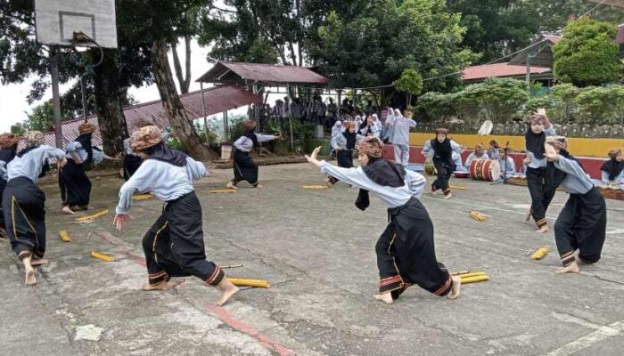 SMA Negeri 1 Junjung Sirih Lestarikan Seni Tradisi Randai