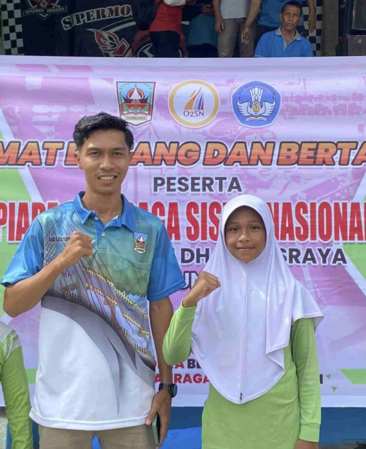 Asyla Fadya bersama guru Olahraga SD IT Andalas Cendekia Aldi Kasriawan. Maryadi