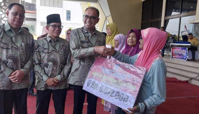 Pemko Padang Salurkan Bantuan kepada Lansia