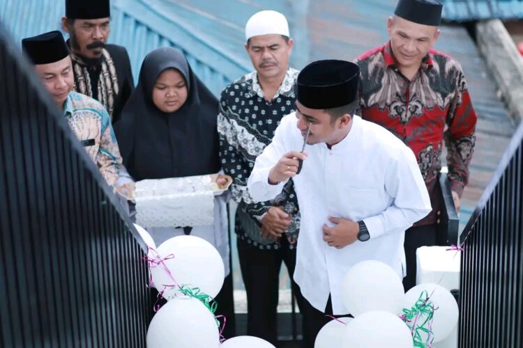 Wawako Solok Ramadhani Kirana Putra saat bersama dengan masyarakat. IST