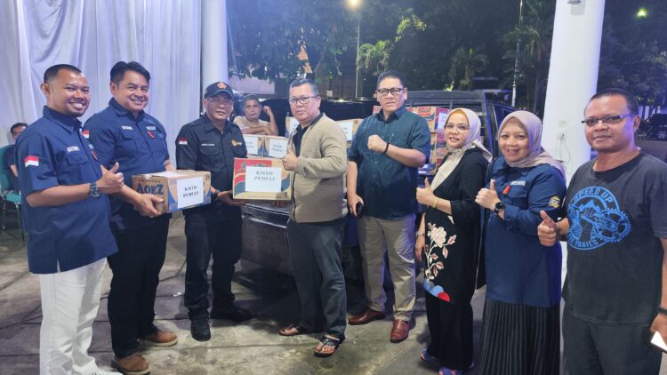 Pengurus KMTD menyerahkan bantuan untuk korban bencana banjir lahar dingin kepada Sekda Tanah Datar, Senin (13/5) malam. IST