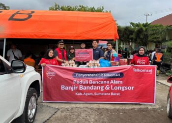 Telkomsel Serahkan Bansos