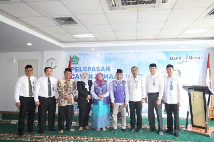 Wakil Pemimpin Bank Nagari Cabang Utama Irsyan Pasya dan Kepala Kemenag Padang H. Edy Oktafiandi saat melepas keberangkatan sebanyak 311 CJH di Aula Kantor Pusat bank itu Jl.Pemuda No.21 Padang, Selasa (7/5). AFRIANITA