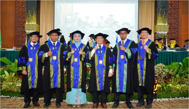Enam guru besar Fakultas Teknik UNAND berfoto bersama usai pengukuhan. IST