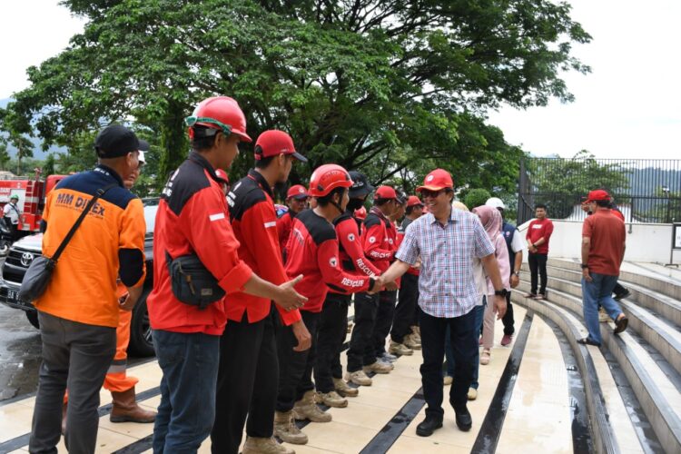Direktur Operasi PT Semen Padang, Pri Gustari Akbar melepas TRC di Plaza Kantor Pusat PT Semen Padang, Selasa (12/3). IST