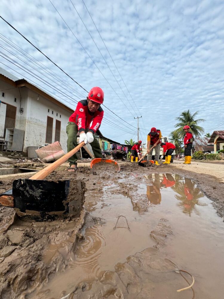 TRC Semen Padang membersihkan lumpur sisa banjir di Pessel. IST