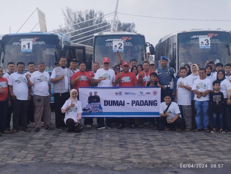 Pelepasan perantau Minang Dumai yang pulang ke Sumbar menggunakan tiga bus Program mudik gratis  Safari Ramadan BUMN 2024 yang dilaksanakan anak usaha PT Semen Indonesia (Persero) Tbk (SIG). PT Semen Padang, Sabtu (6/4/2024), IST