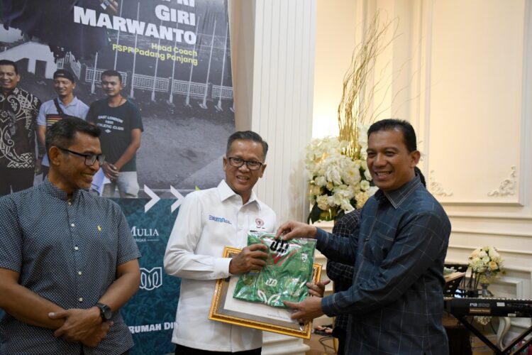Ketua Umum PSPP, Sonny Budaya Putra, menyerahkan piagam penghargaan kepada Dirut PT Semen Padang Indrieffouny Indra, yang telah mendukung PSPP untuk berlaga di Liga 3 Putaran Nasional yang akan digelar di Malang, Jawa Timur. Penghargaan itu diserahkan usai acara peluncuran tim dan jersey PSPP di Rumah Dinas Walikota Padang Panjang, Selasa (23/4/2024) malam.. IST