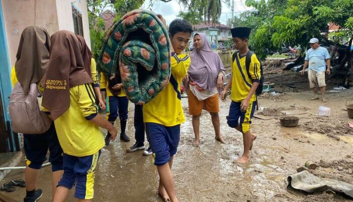 Siswa SMPN 3 Sijunjung Bantu Warga Terdampak Banjir Bandang