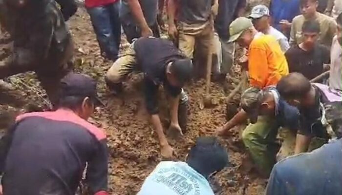 Tertimbun Longsor Sejak Jumat Malam, Jasad Anak 15 Tahun Ditemukan