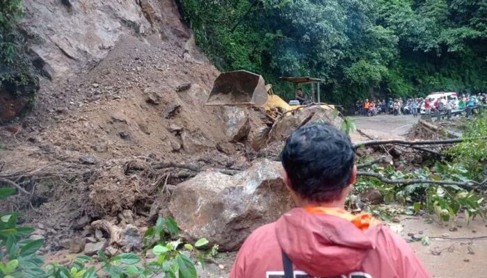 Mobil Tangki Nyaris Tertimbun Longsor, Jalur Padang-Solok Bisa Dilalui Kembali