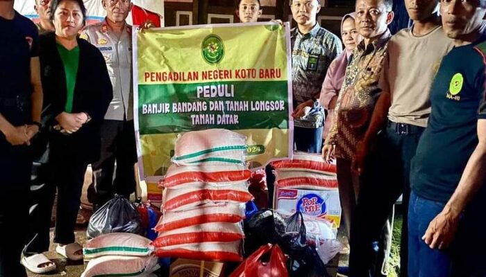 Ketua Pengadilan Negeri Batusangkar Bantu Masyarakat Pengungsian Melalui Dapur Umum