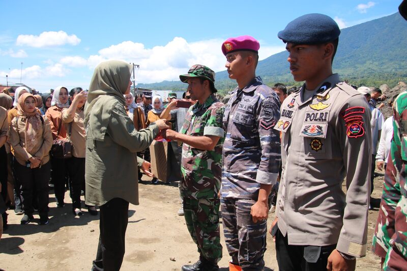 Ibu Panglima TNI Berikan Bantuan