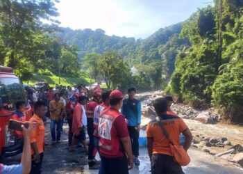 Tim BPBD melakukan pencarian terhadap 8 korban hanyut yang masih hilang di Sungai Batang Anai Padang Pariaman, Senin (13/5/2024)