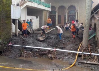 Satgas Penanggulangan Bencana Kabupaten Agam Bersihkan Fasum