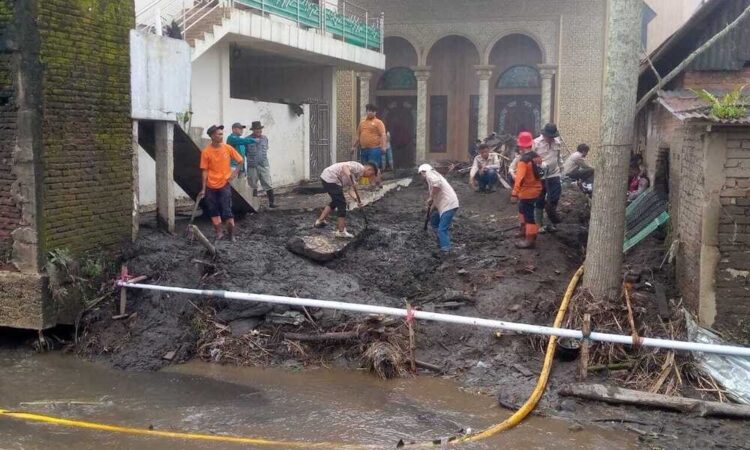 Satgas Penanggulangan Bencana Kabupaten Agam telah memulai upaya pembersihan fasilitas umum yang terdampak banjir lahar dingin, termasuk masjid- masjid yang digunakan oleh masyarakat untuk beribadah.DEPIT