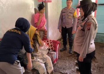 Tim Dokter Kesehatan Polres Padang Panjang melakukan cek kesehatan bagi para korban, di Lubuak mata kucing, Minggu pagi (12/5).