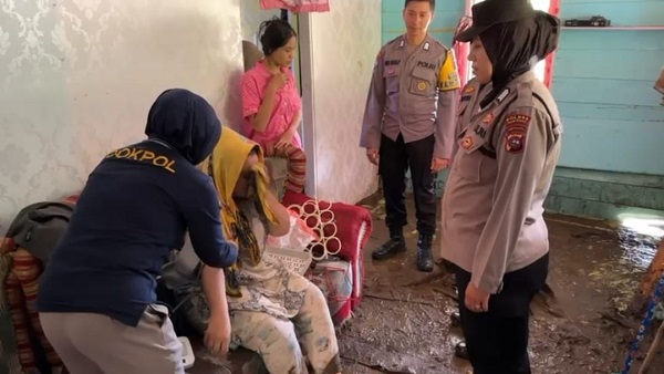 Tim Dokter Kesehatan Polres Padang Panjang melakukan cek kesehatan bagi para korban, di Lubuak mata kucing, Minggu pagi (12/5).