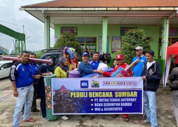 PT.MTA Jakarta dan BCKR Serumpun Bambu Bukittinggi  menyalurkan bantuan kepada masyarakat yang terdampak bencana galodo di Jorong Galuang, Nagari Sungai Pua, Agam, Selasa (21/5).